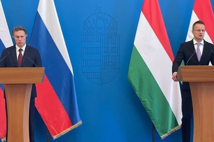 Сопредседатель Российско-Венгерской межправительственной Комиссии по экономическому сотрудничеству, Министр здравоохранения России Михаил Мурашко провёл встречу с сопредседателем Комиссии с венгерской стороны, Петером Сийярто