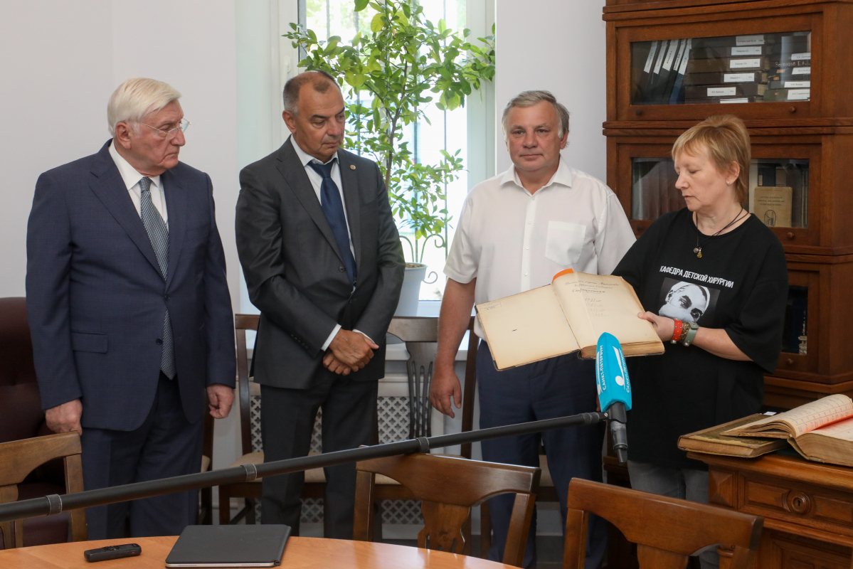 В СПбГПМУ открылась выставка, посвящённая Роману Вредену 