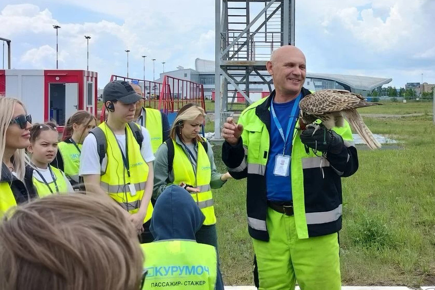 Для сотрудников СамГМУ и их детей провели экскурсию по аэропорту «Курумоч»