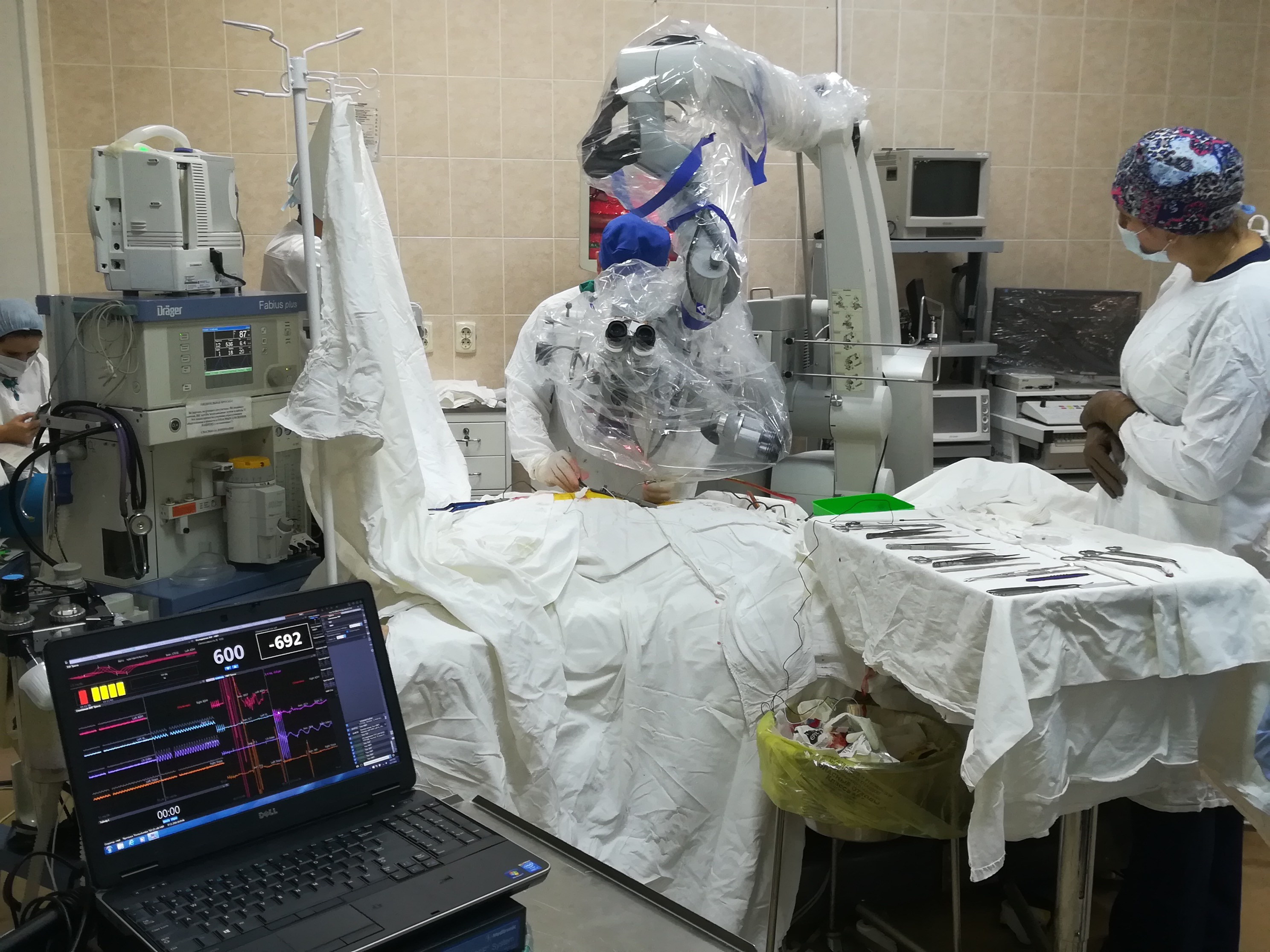 Врачи НИИТОН СГМУ усовершенствовали методику проведения нейрохирургических операций на позвоночнике благодаря приобретению высокотехнологичного медицинского оборудования.