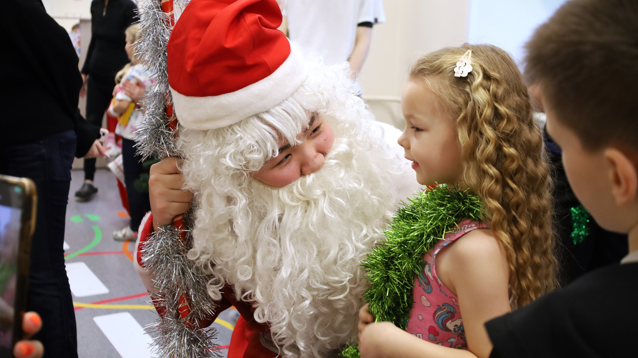 Студенты медико-фармацевтического колледжа СибГМУ поздравили маленьких пациентов в рамках акции «Чудеса под Новый год»