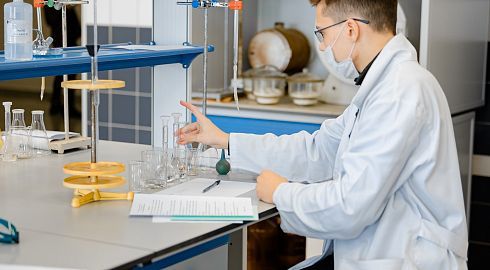 Будущие биологи и медики Дальнего Востока проходят практикум в Малой академии морской биологии ДВФУ