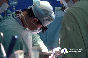 Кардиохирурги Сеченовского Университета покорили новую вершину. В Клинике сердечно-сосудистой хирургии впервые провели мини-инвазивную операцию на дуге аорты