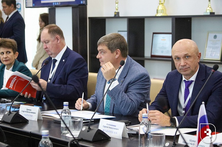Ректор СГМУ Андрей Еремин рассказал об успехах вуза и перспективах взаимодействия России и Китая в области медицинского образования на пленарном заседании РКАМУ