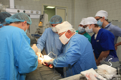 Кардиохирурги Сеченовского университета выполнили редкую операцию по пересадке брюшной аорты