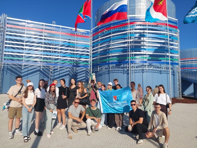 Студенты-медики отпраздновали открытие национального центра «Россия» во Владивостоке